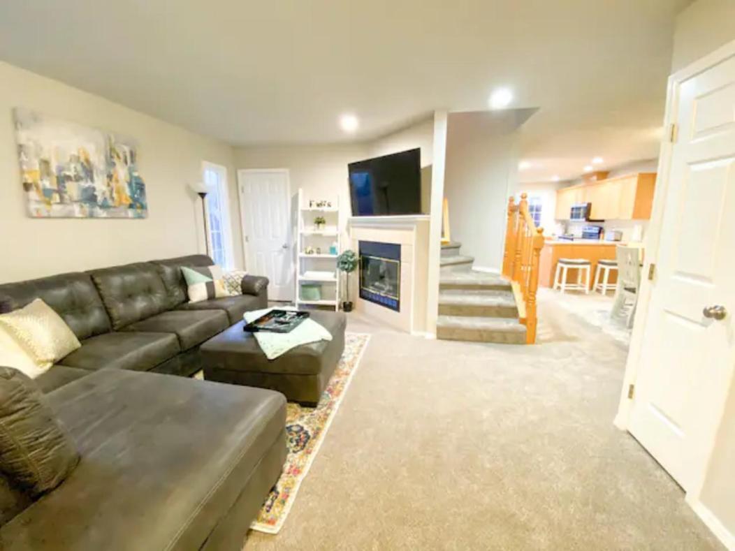 The Getaway Se Across The Street From Greenbelt, Bown Crossing And River 3bd 3bath, 4 Beds! Lovely, Homey, Dining Table Seats 6 * Boise