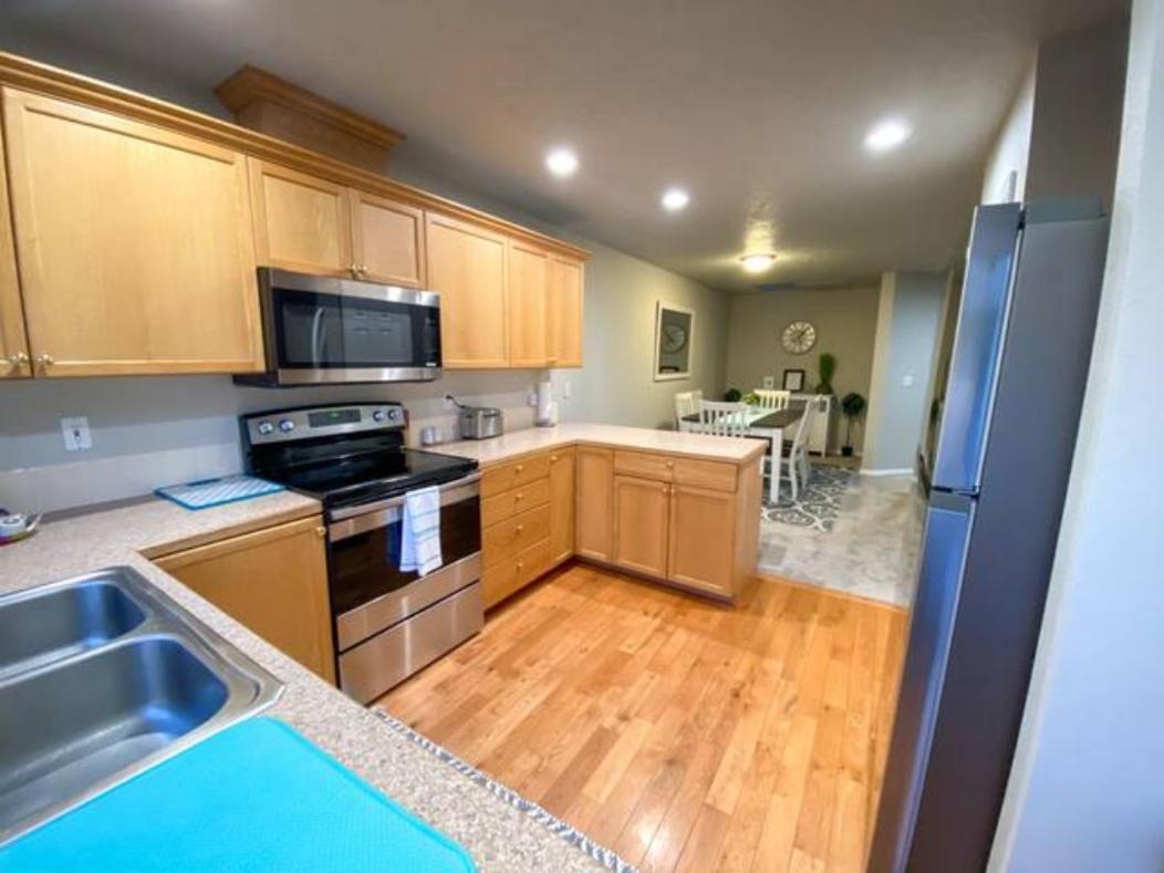 The Getaway Se Across The Street From Greenbelt, Bown Crossing And River 3bd 3bath, 4 Beds! Lovely, Homey, Dining Table Seats 6 Ferienhaus
