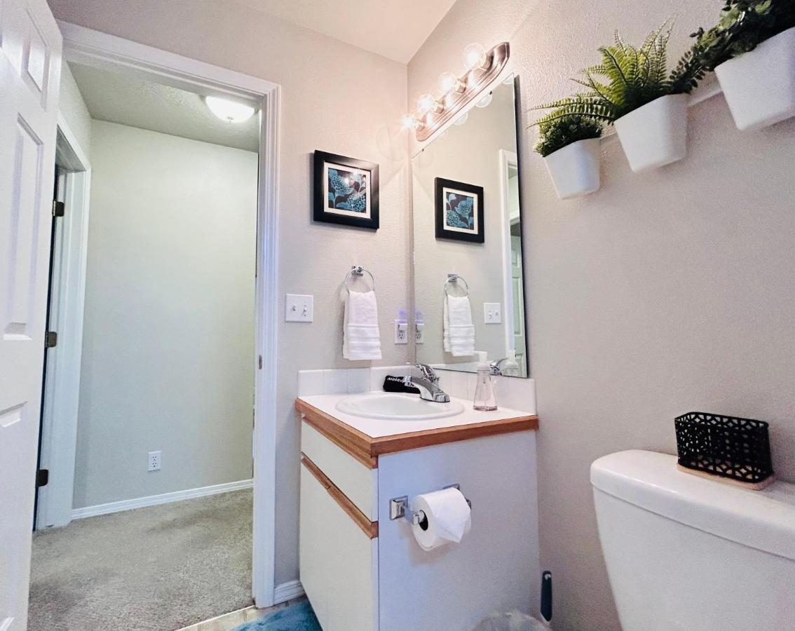 The Getaway Se Across The Street From Greenbelt, Bown Crossing And River 3bd 3bath, 4 Beds! Lovely, Homey, Dining Table Seats 6 Boise