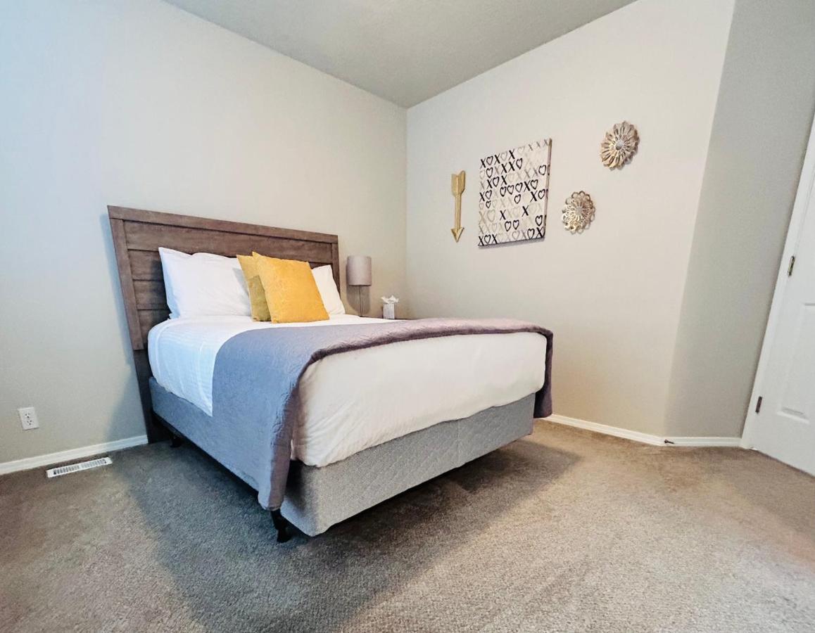 The Getaway Se Across The Street From Greenbelt, Bown Crossing And River 3bd 3bath, 4 Beds! Lovely, Homey, Dining Table Seats 6 Ferienhaus *