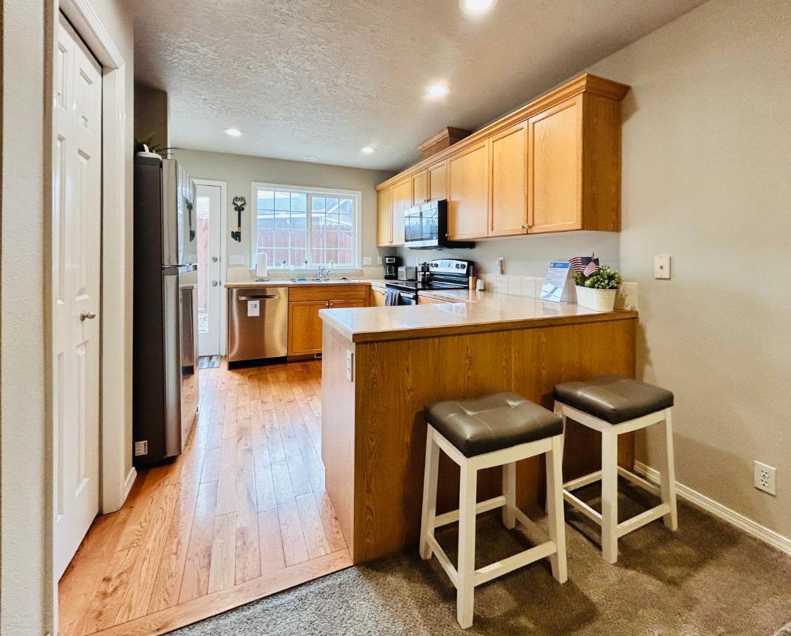 The Getaway Se Across The Street From Greenbelt, Bown Crossing And River 3bd 3bath, 4 Beds! Lovely, Homey, Dining Table Seats 6 Ferienhaus *